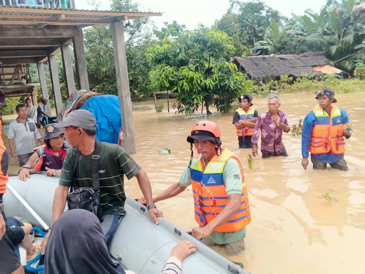 Plt. Bupati Langkat Tiorita Gerak Cepat Tangani Banjir Besitang, Bantuan dan Layanan Kesehatan Disalurkan