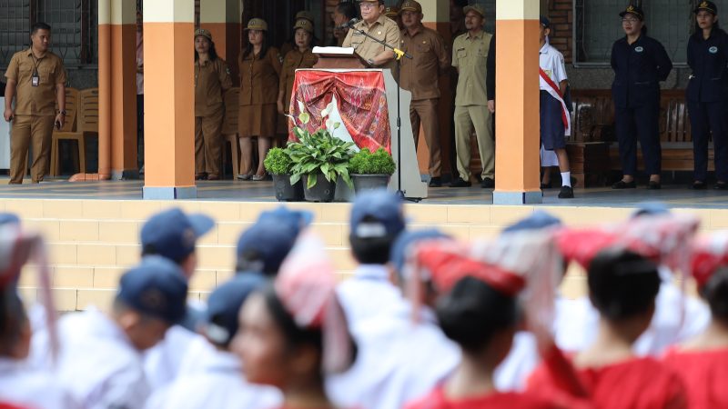 Wali Kota Wesly Silalahi Jadi Pembina Upacara Bendera di SMP Cinta Rakyat 1 Jalan Sibolga Pematangsiantar