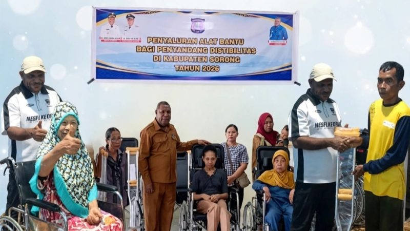 Wujud Kepedulian Nyata, Pemkab Sorong Salurkan Kursi Roda dan Tongkat bagi Penyandang Disabilitas