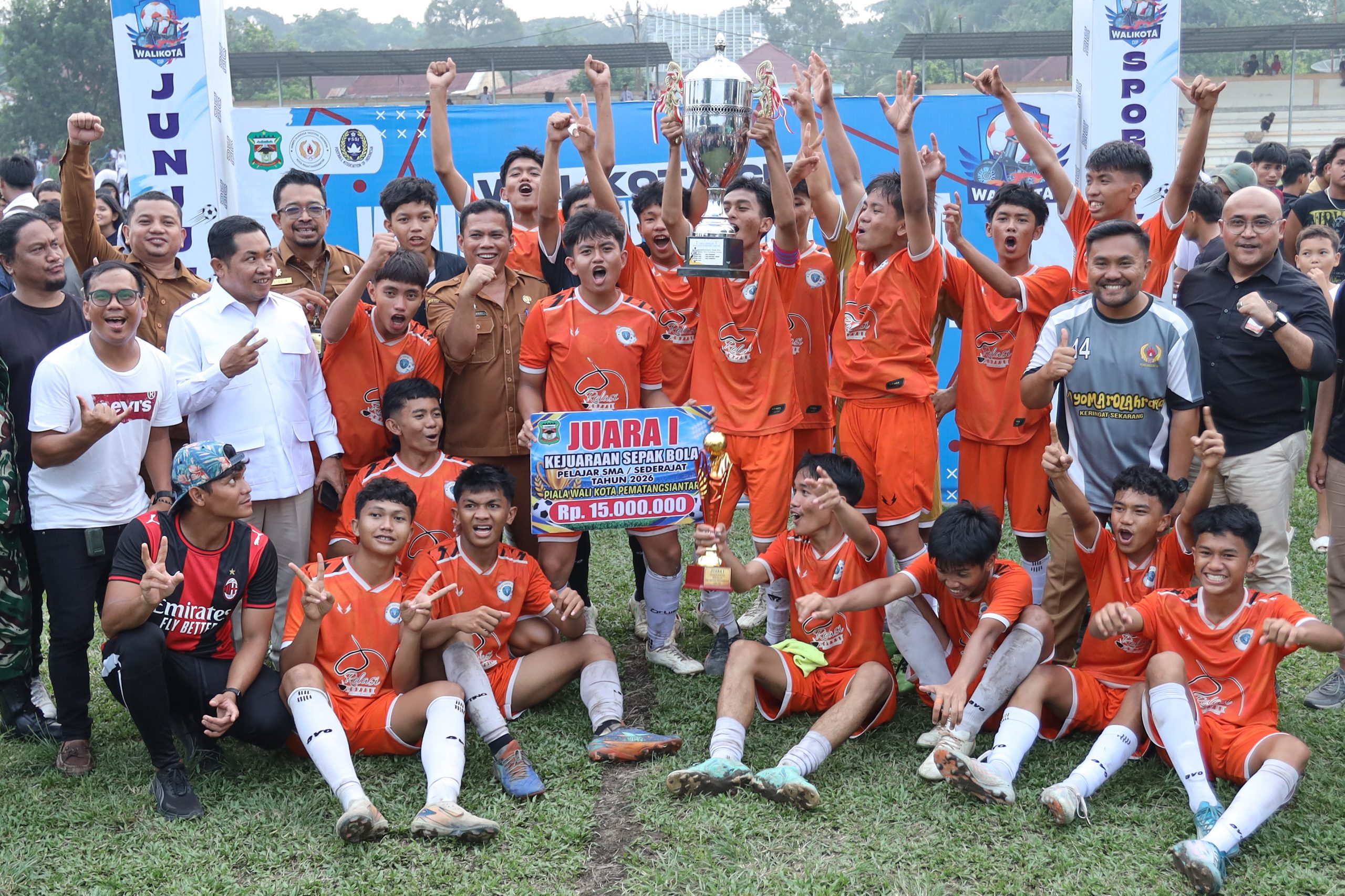 Wali Kota Diwakili Sekertaris Daerah Bersama Ketua DPRD Kota Pematangsiantar Hadiri Penutupan Kejuaraan Sepak Bola Antar Pelajar SMA/Sederajat