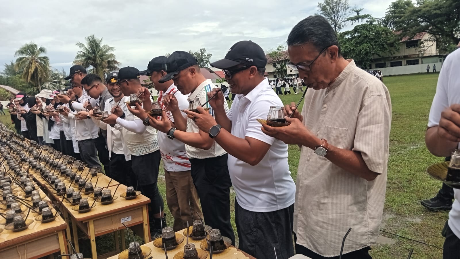 Ribuan Warga Padati Lapangan Teuku Umar, Aceh Barat Pecahkan Rekor Muri Minum Jeup Kupi Khop 2026 Gelas