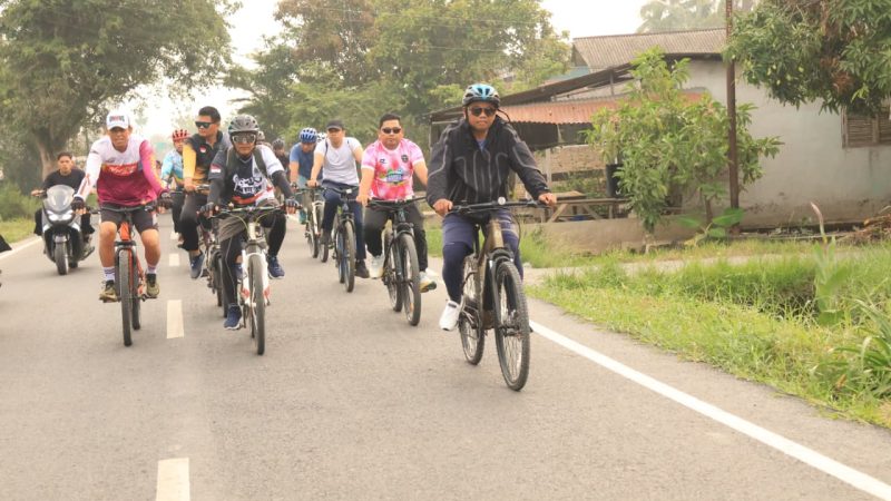 Dengan Gowes Bupati Sergai Tinjau Infrastruktur Jalan dan Pertanian, Sekaligus Dengar Aspirasi Warga