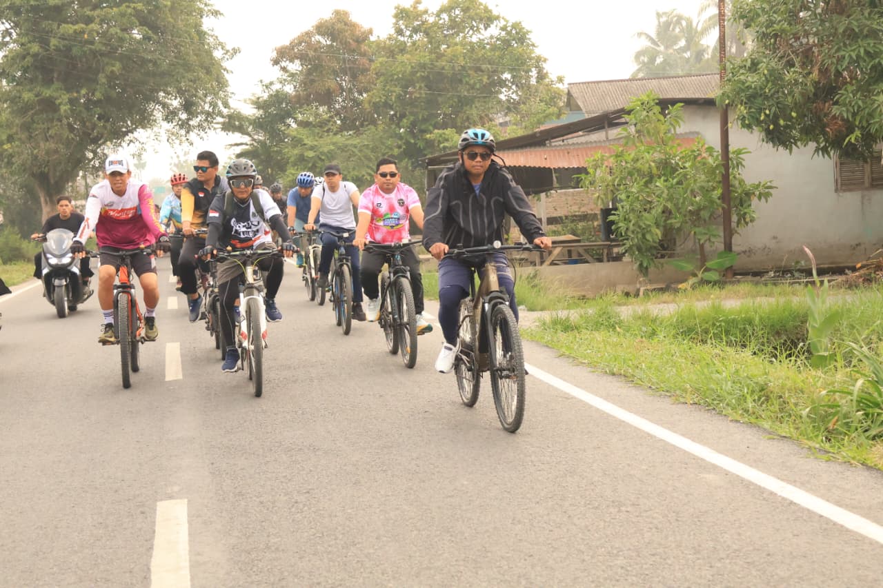 Dengan Gowes Bupati Sergai Tinjau Infrastruktur Jalan dan Pertanian, Sekaligus Dengar Aspirasi Warga