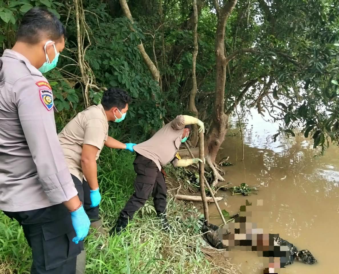Warga Inhu Temukan Sosok Mayat Pria Tergeletak di Tepi Sungai Indragiri