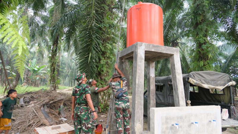 Dukung Kebutuhan Air Bersih, Satgas TMMD ke-130 Pasang Tandon di Desa Aek Batu