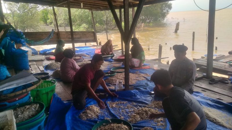 Patroli Sambang Nelayan, Satpolairud Polres Langkat Ingatkan Waspada Cuaca Ekstrem