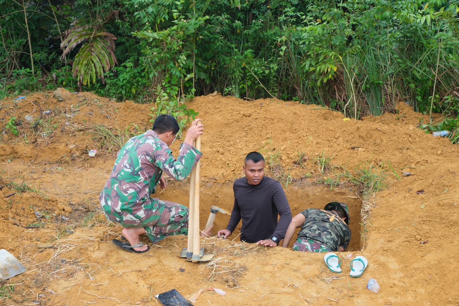 Dukung Sanitasi Layak, Satgas TMMD ke-130 Kerjakan Septic Tank di Cikampak Pekan