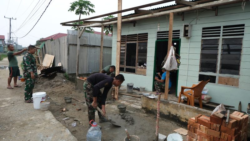 Dipimpin Serma Ngadiono, Satgas TMMD ke-130 Kerjakan Teras Rumah Ibu Dirima Boru Marbun