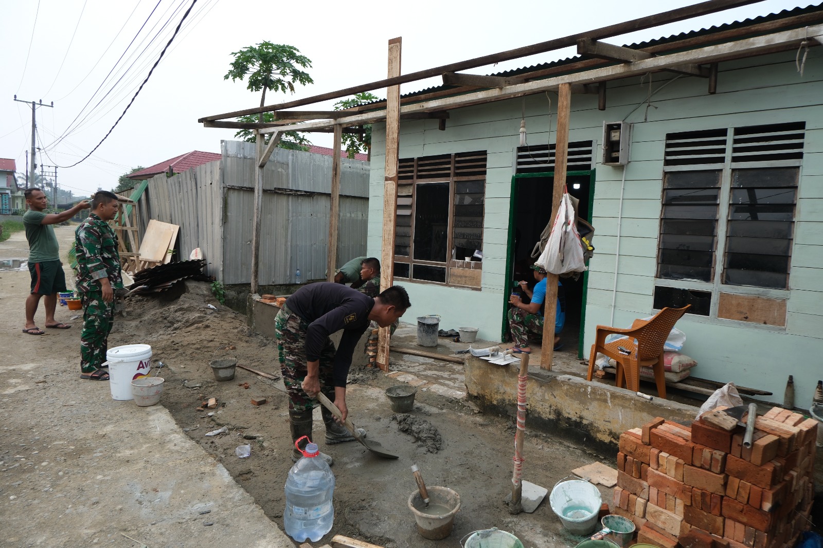 Dipimpin Serma Ngadiono, Satgas TMMD ke-130 Kerjakan Teras Rumah Ibu Dirima Boru Marbun
