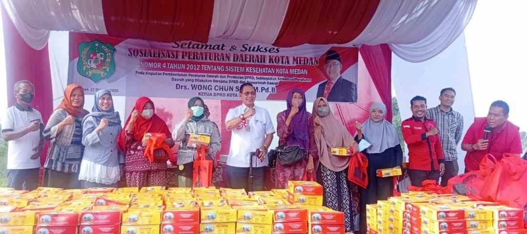 Wong Chun Sen Bagikan 1.600 Masker, Imbau Warga Waspadai Dampak Asap