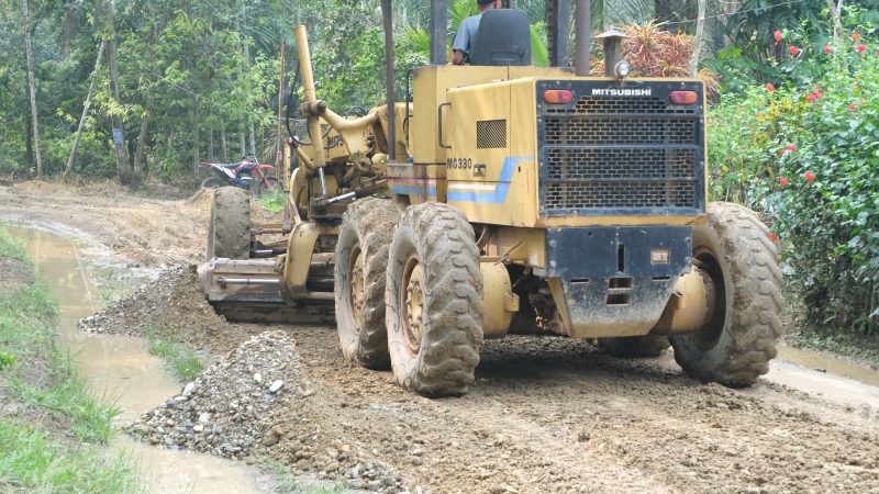 Satgas TMMD ke-130 Kodim 0209/Labuhanbatu Ratakan Tanah dan Batu untuk Perbaikan Jalan di Dusun Wonosari