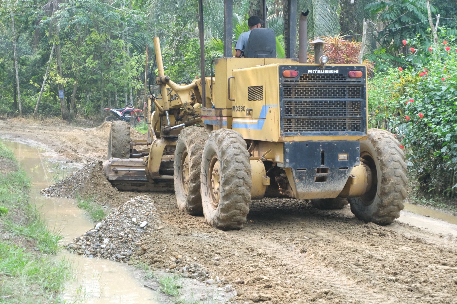 Satgas TMMD ke-130 Kodim 0209/Labuhanbatu Ratakan Tanah dan Batu untuk Perbaikan Jalan di Dusun Wonosari