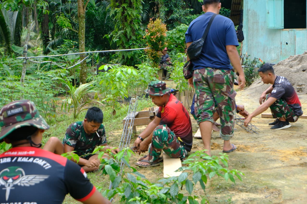 Fokus Pembangunan Hunian Layak, Satgas TMMD ke-130 Mulai Pengerjaan Pondasi Rumah Suroto