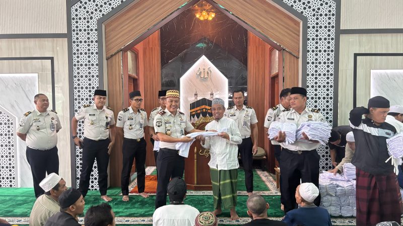 Kalapas Cipinang Bagikan Ratusan Baju Koko, Dorong 200 Santri Jadi Teladan bagi Warga Binaan