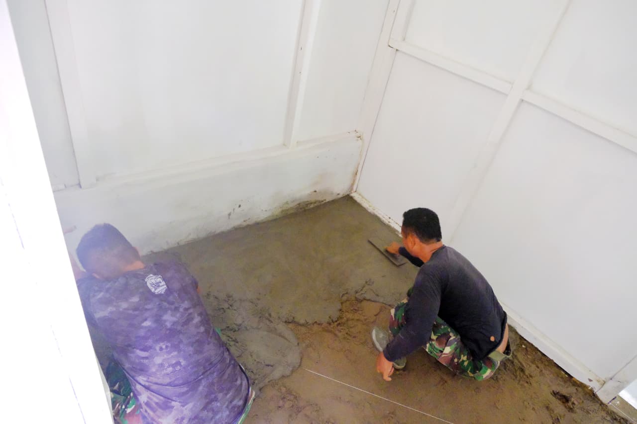 Satgas TMMD ke-130 Kodim 0209/LB Poles Lantai Rumah Tukirin, Wujudkan Hunian Lebih Layak