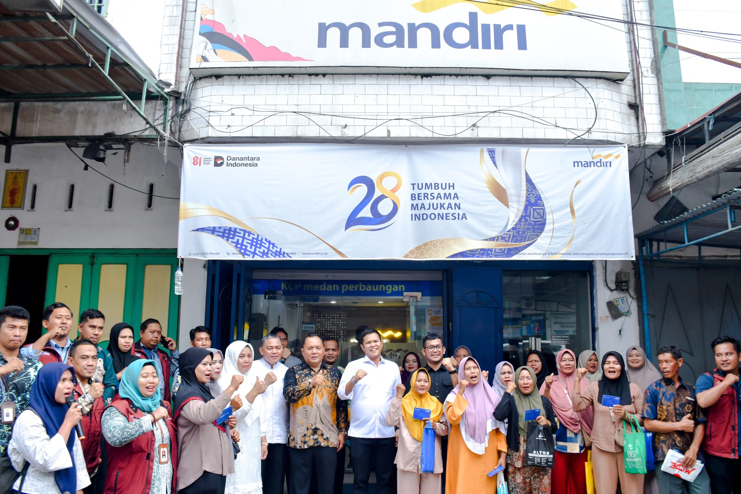 Wabup Adlin Tambunan Salurkan Bantuan Pemberdayaan Sosial Ekonomi bagi KPM PKH yang Mulai Mandiri