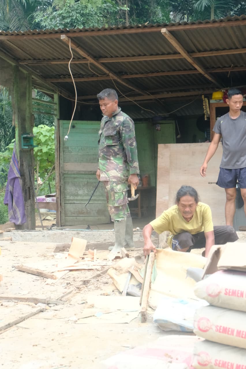 Dari Rumah Rapuh Menuju Harapan Baru, Satgas TMMD ke-130 Bangun Hunian Layak bagi Suroto