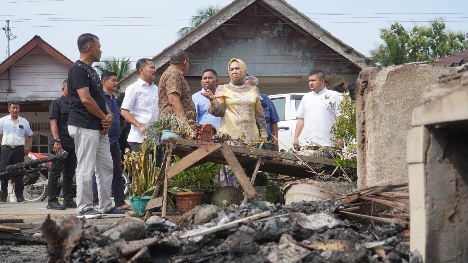 Plt. Bupati Tiorita Hadir Bantu Korban Kebakaran, Empat Rumah di Salapian Hangus