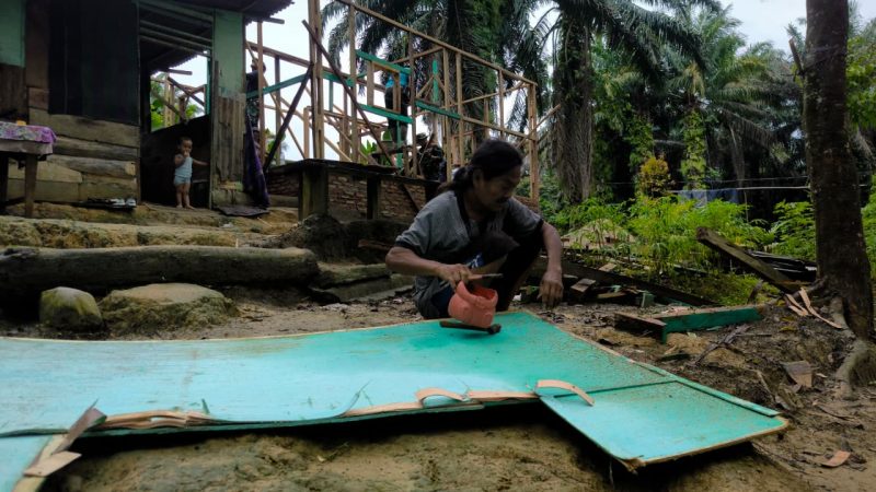 Penuh Syukur di Tengah Pembangunan, Pak Suroto Sulap Kayu Bekas Bongkaran Jadi Barang Berguna