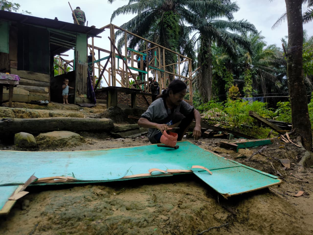 Penuh Syukur di Tengah Pembangunan, Pak Suroto Sulap Kayu Bekas Bongkaran Jadi Barang Berguna