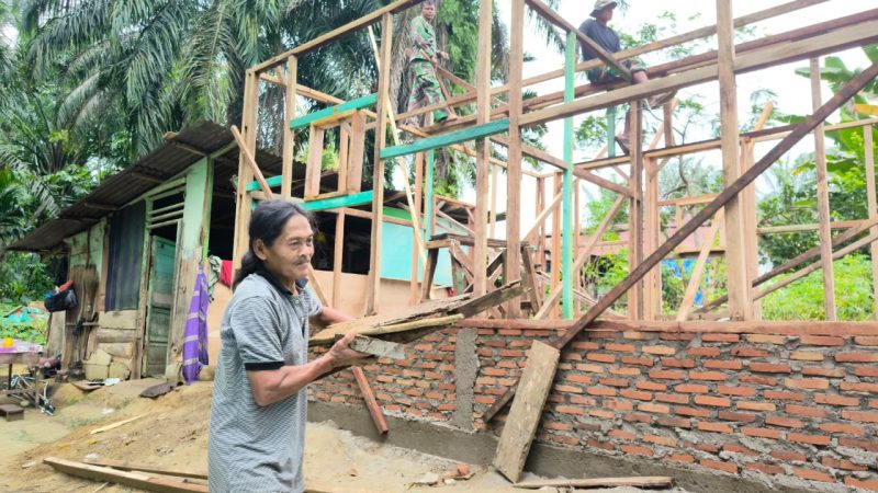 Bukan Sekadar Menunggu, Pak Suroto Turun Tangan Wujudkan Rumah Layak Huni Bersama Satgas TMMD