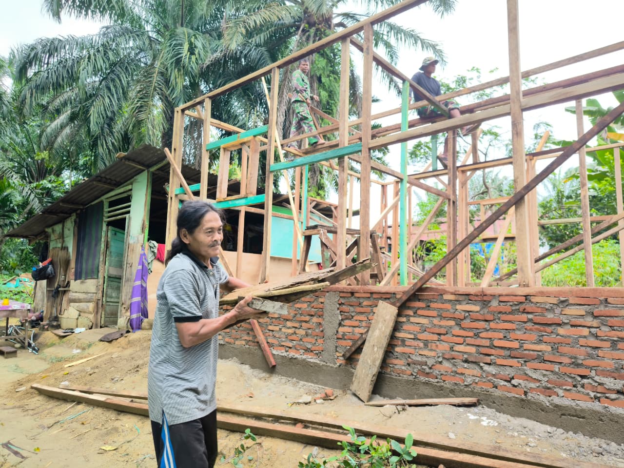 Bukan Sekadar Menunggu, Pak Suroto Turun Tangan Wujudkan Rumah Layak Huni Bersama Satgas TMMD