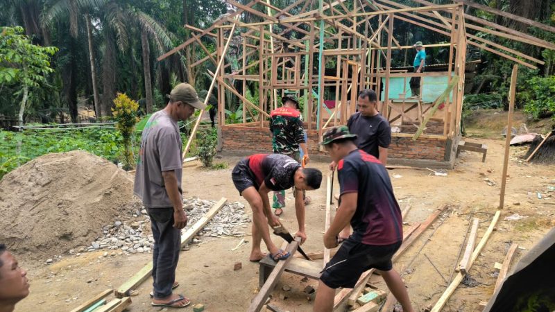 Sritomo Kagum Lihat Kekompakan Satgas TMMD ke-130, Rumah Pak Suroto Dibangun Penuh Semangat