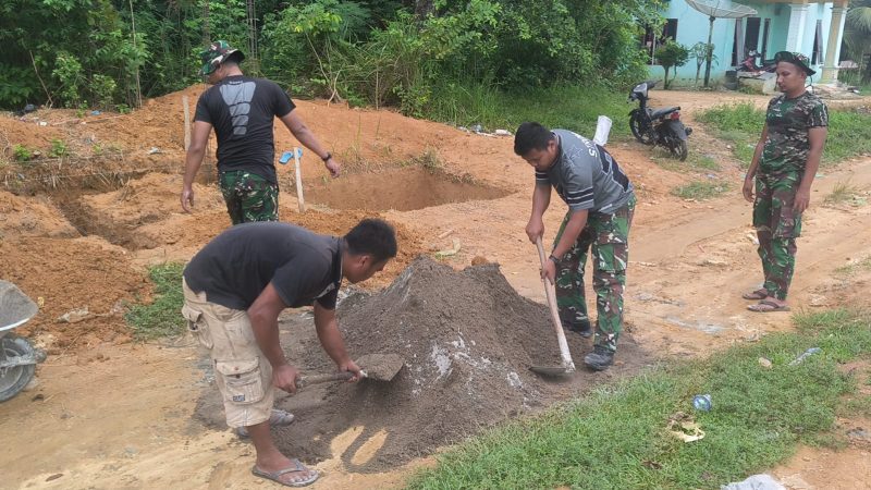 Satgas TMMD ke-130 dan Warga Bergotong Royong Bangun MCK Umum di Lapangan Mutiara