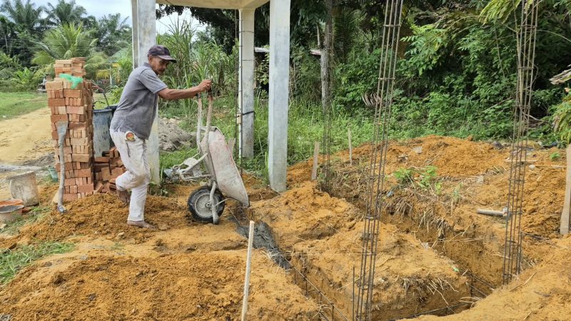 Semangat Gotong Royong, Satgas TMMD ke-130 Perkokoh Pondasi MCK Umum di Lapangan Mutiara