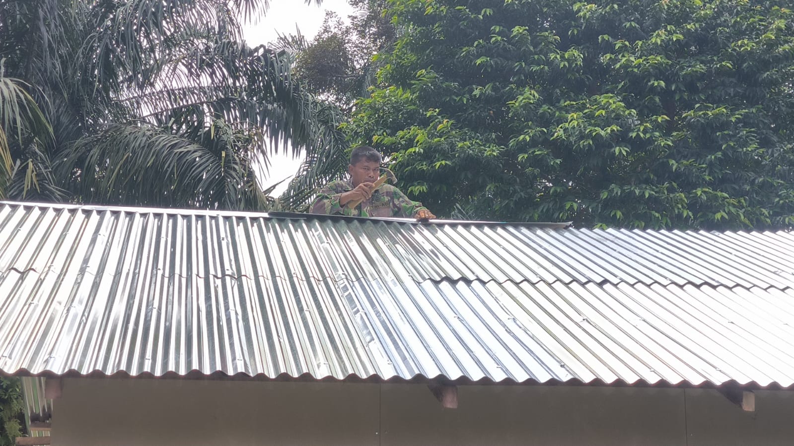 Dinding Berdiri, Atap Terpasang, Satgas TMMD ke-130 Wujudkan Harapan Pak Suroto
