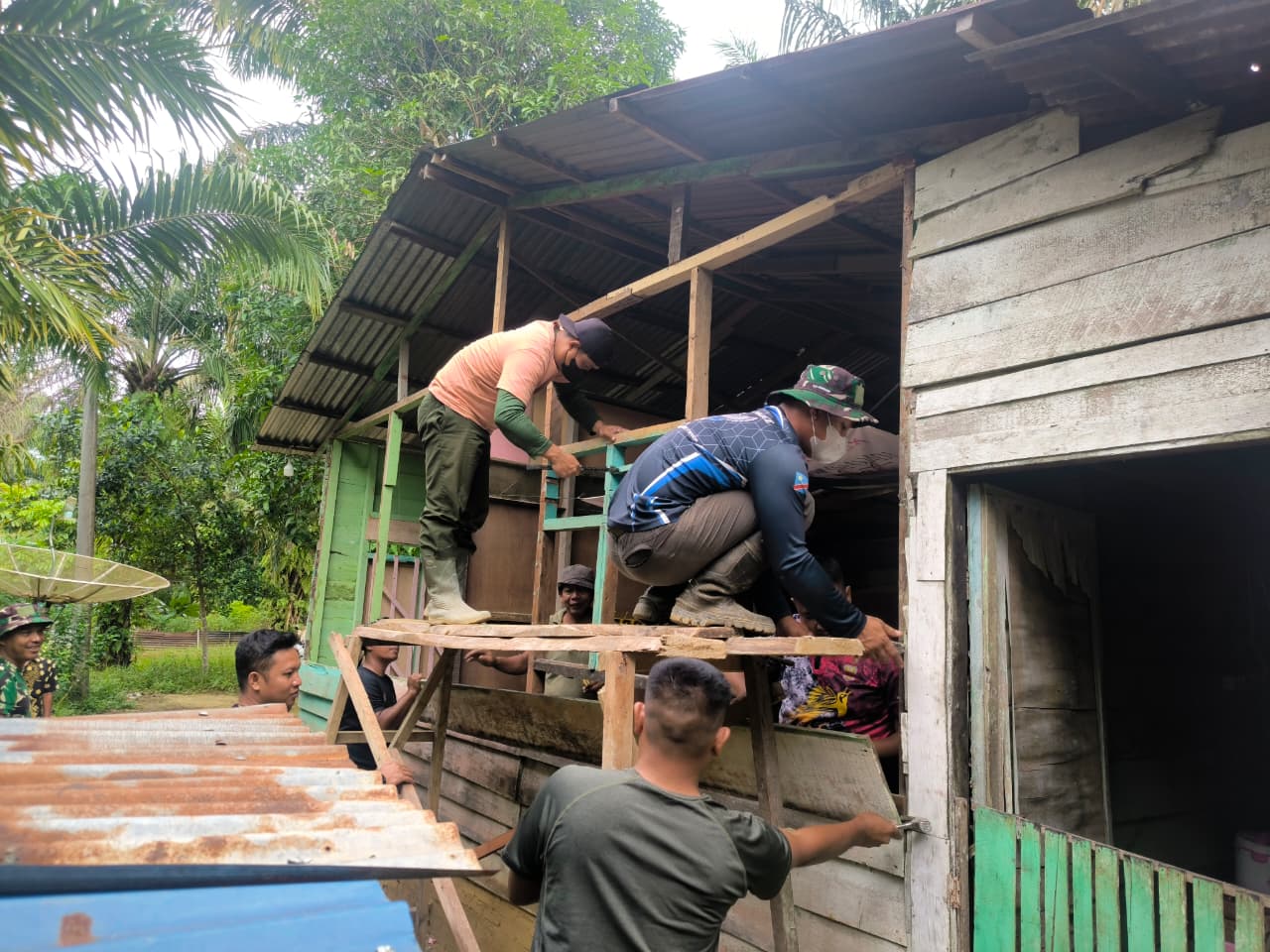 Papan Lapuk Mulai Dilepas, Satgas TMMD ke-130 Bangun Harapan Baru bagi Edi Harahap