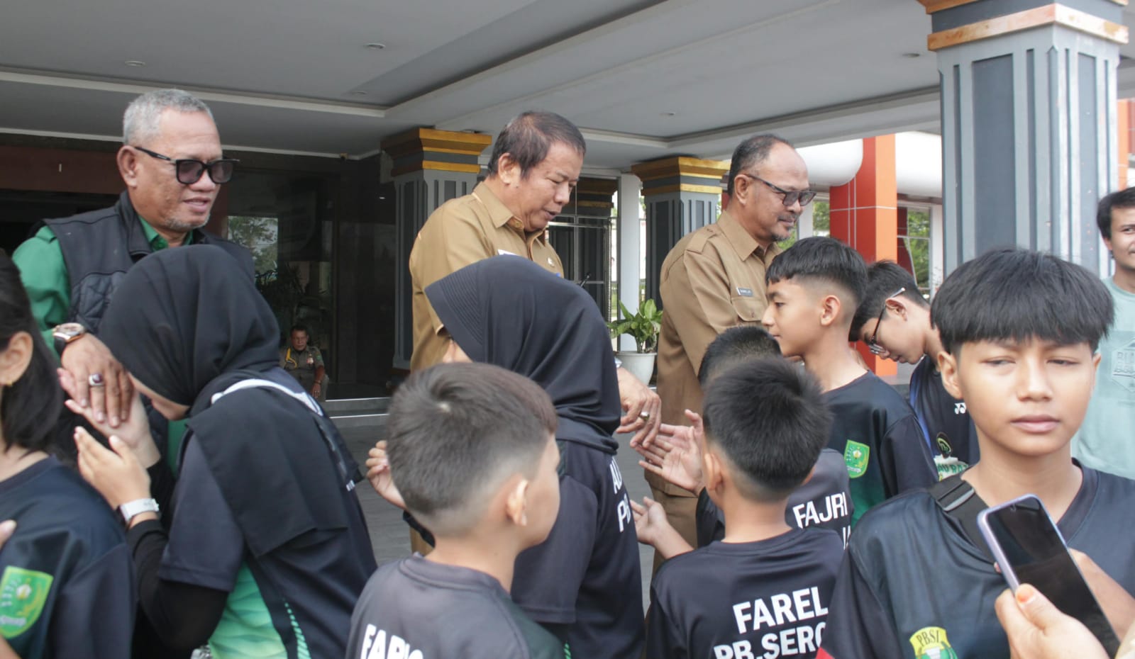 Target Juara Umum, Wabup Inhu Lepas Atlet Badminton Putra Putri Kejurprov