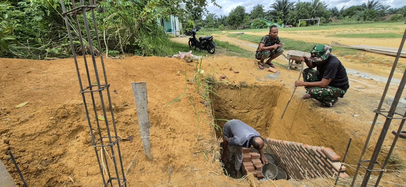 Bahu-Membahu Bangun MCK, Satgas TMMD ke-130 dan Warga Aek Batu Tunjukkan Semangat Gotong Royong