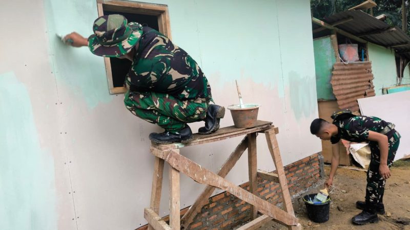 Di Setiap Sapuan Kuas, Satgas TMMD 130 Kodim 0209/LB Titipkan Harapan bagi Masa Depan Pak Suroto