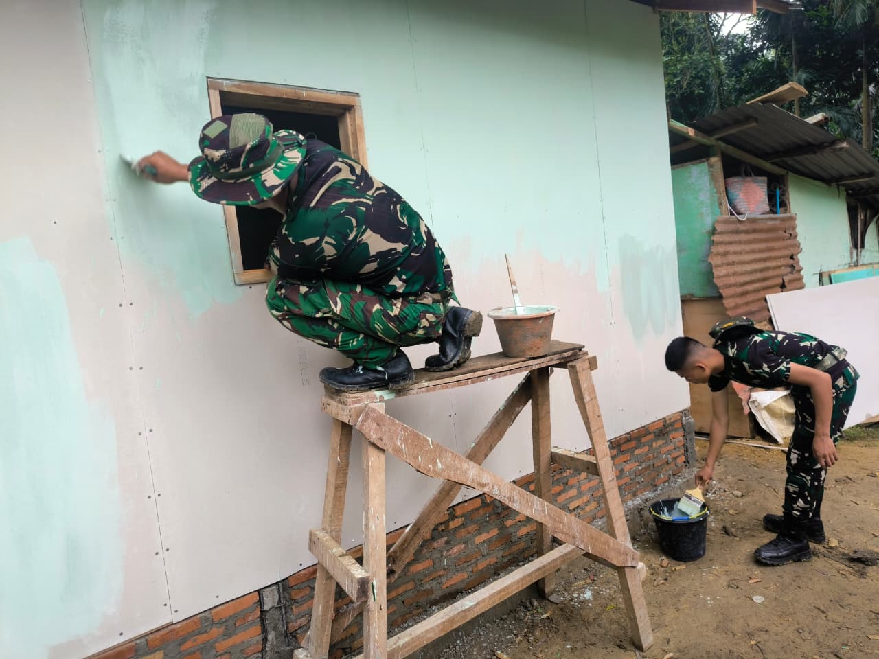 Di Setiap Sapuan Kuas, Satgas TMMD 130 Kodim 0209/LB Titipkan Harapan bagi Masa Depan Pak Suroto