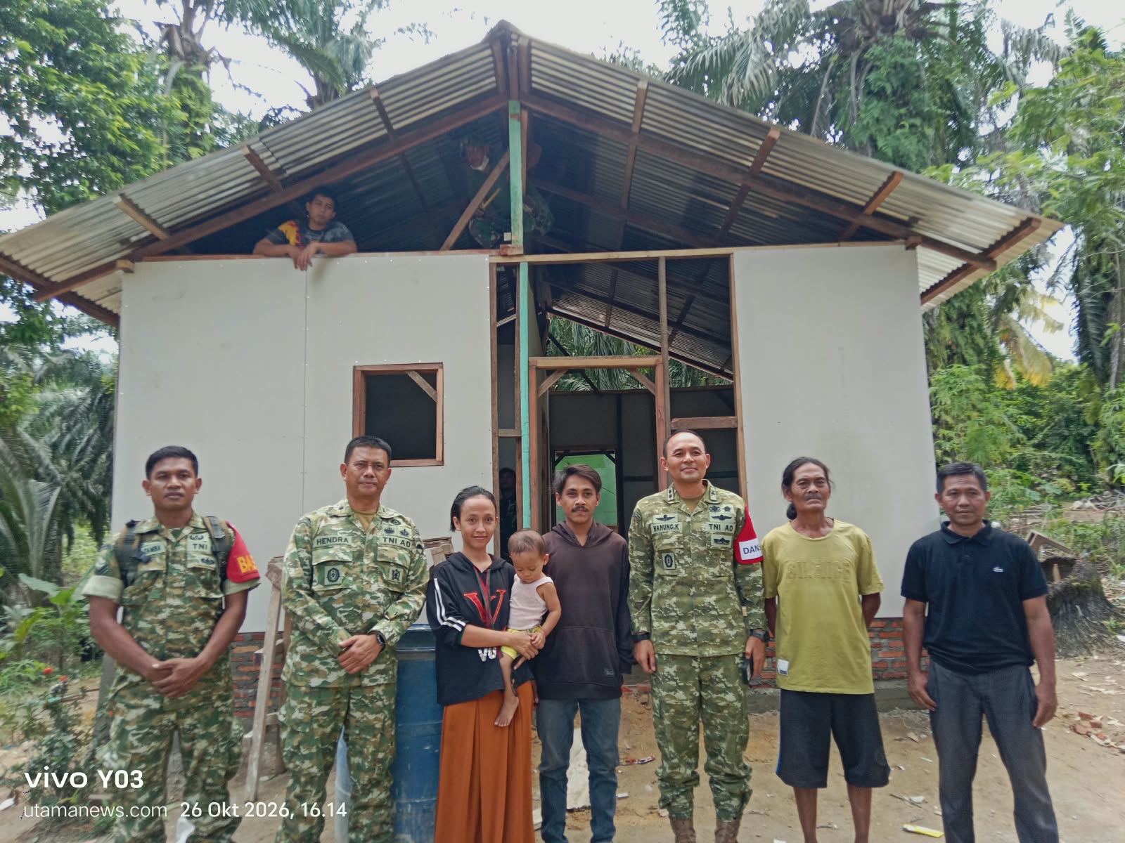 Hangat dan Penuh Canda, Dansatgas TMMD ke-130 Kodim 0209/LB Berbagi Keceriaan Bersama Bocah-bocah Aek Batu