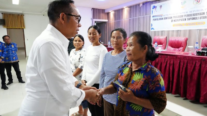 Bupati Tapanuli Utara Serahkan Bantuan Psse Senilai Rp434,93 Juta Kepada 87 Kpm