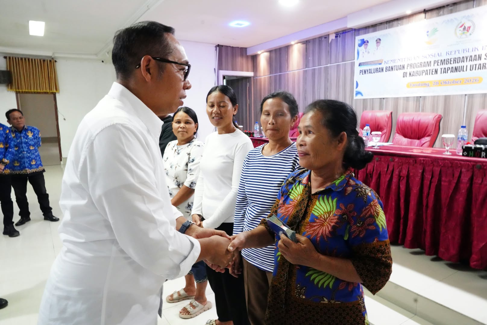 Bupati Tapanuli Utara Serahkan Bantuan Psse Senilai Rp434,93 Juta Kepada 87 Kpm