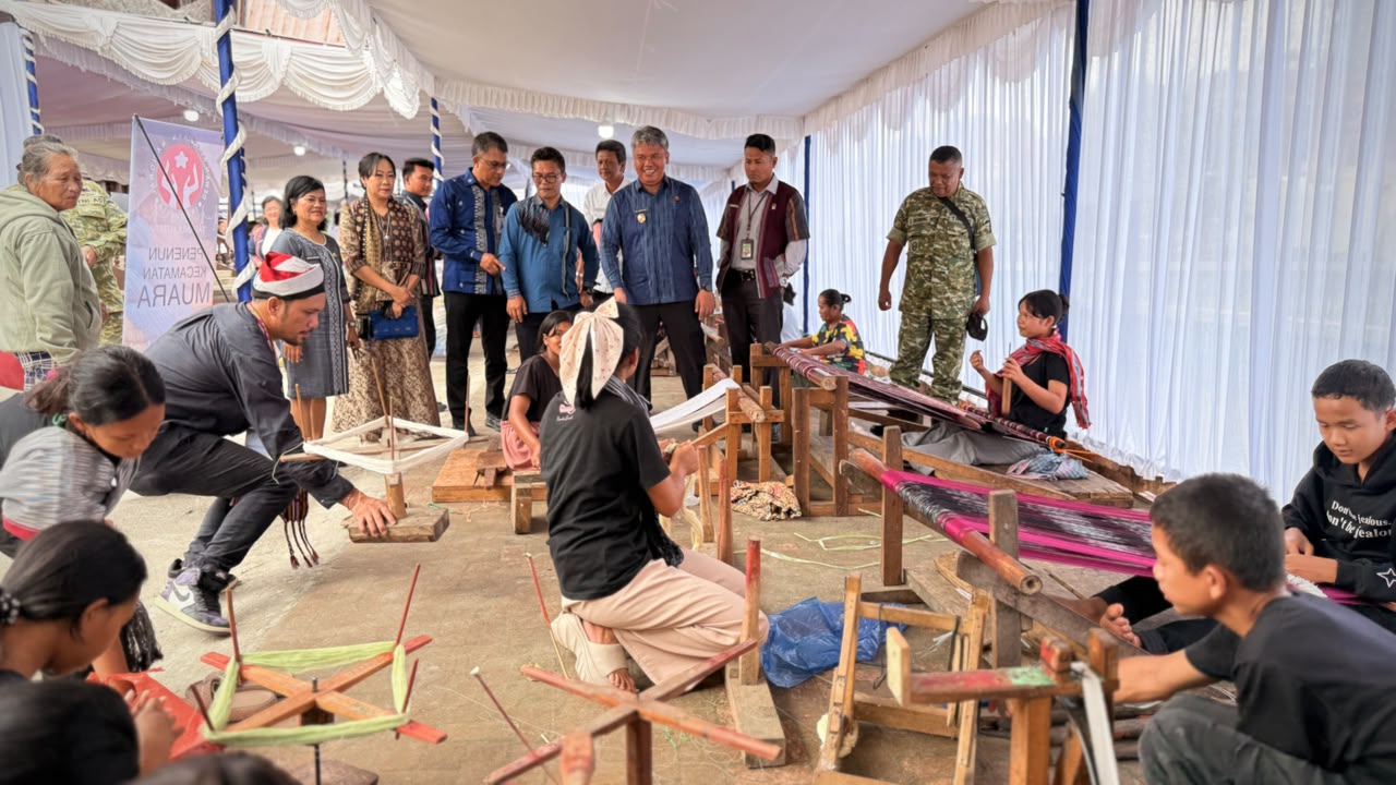 Festival Ulos dan Fashion 2026 Resmi Dibuka, Pemkab Taput Dorong Pengembangan Ekonomi Kreatif