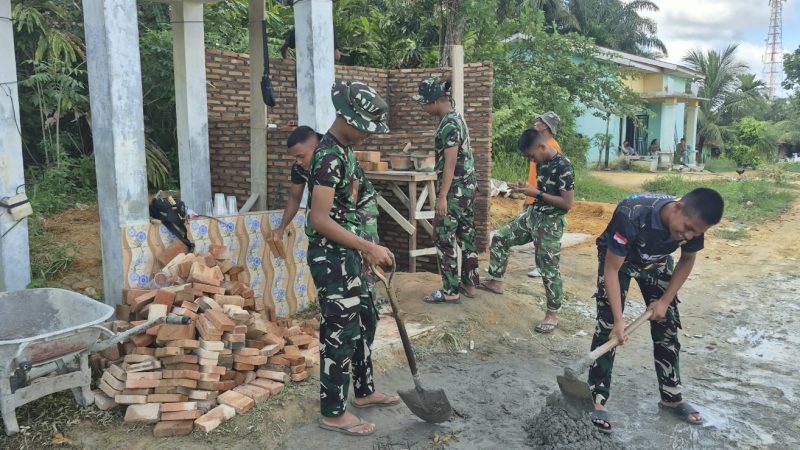 Kompak dan Penuh Semangat, Satgas TMMD ke-130 Kodim 0209/Labuhanbatu Bangun MCK di Torgamba