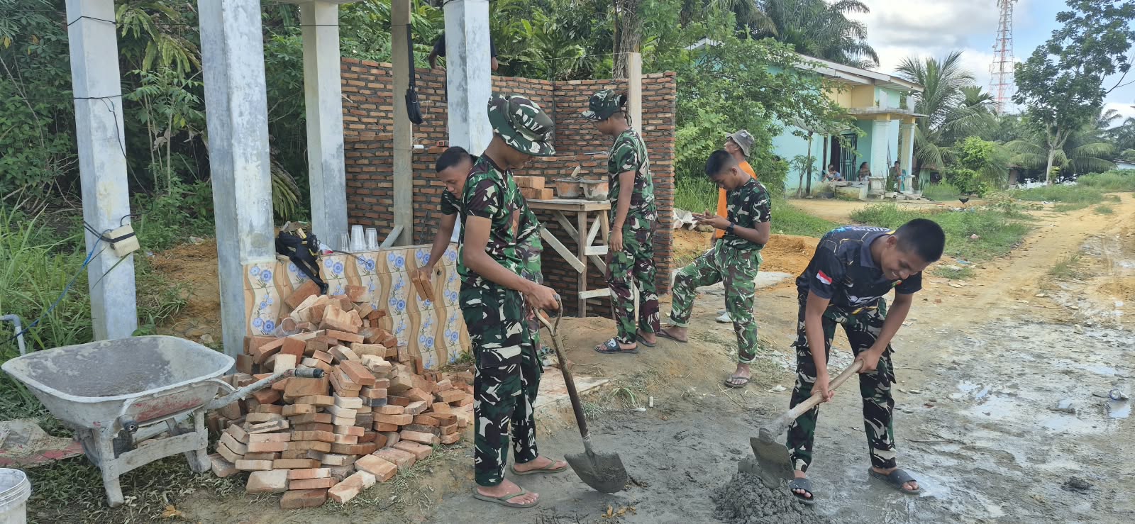 Kompak dan Penuh Semangat, Satgas TMMD ke-130 Kodim 0209/Labuhanbatu Bangun MCK di Torgamba