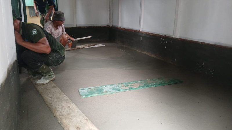 Satgas TMMD ke-130 Kodim 0209/Labuhanbatu Mulai Pemasteran Lantai Rumah Suroto, Wujudkan Hunian Layak dan Nyaman