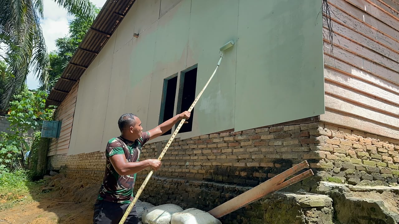 Satgas TMMD ke-130 Kodim 0209/Labuhanbatu Lakukan Pengecatan Dinding Rumah Ibu Heni Derita Tampubolon Demi Hunian Lebih Layak