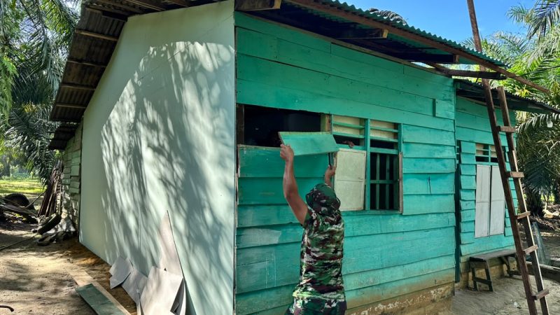 Prajurit Satgas TMMD ke-130 Kodim 0209/Labuhanbatu Pembongkaran Papan Bagian Depan Rumah Edi Harahap