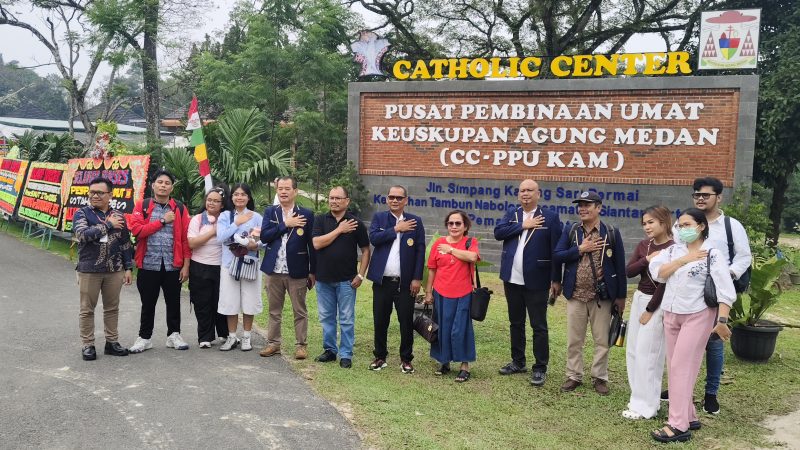 Pimpin 173 Peserta, Antonius Tumanggor Berangkat Bersama  Kontingen Pesparani Medan ke Pematangsiantar